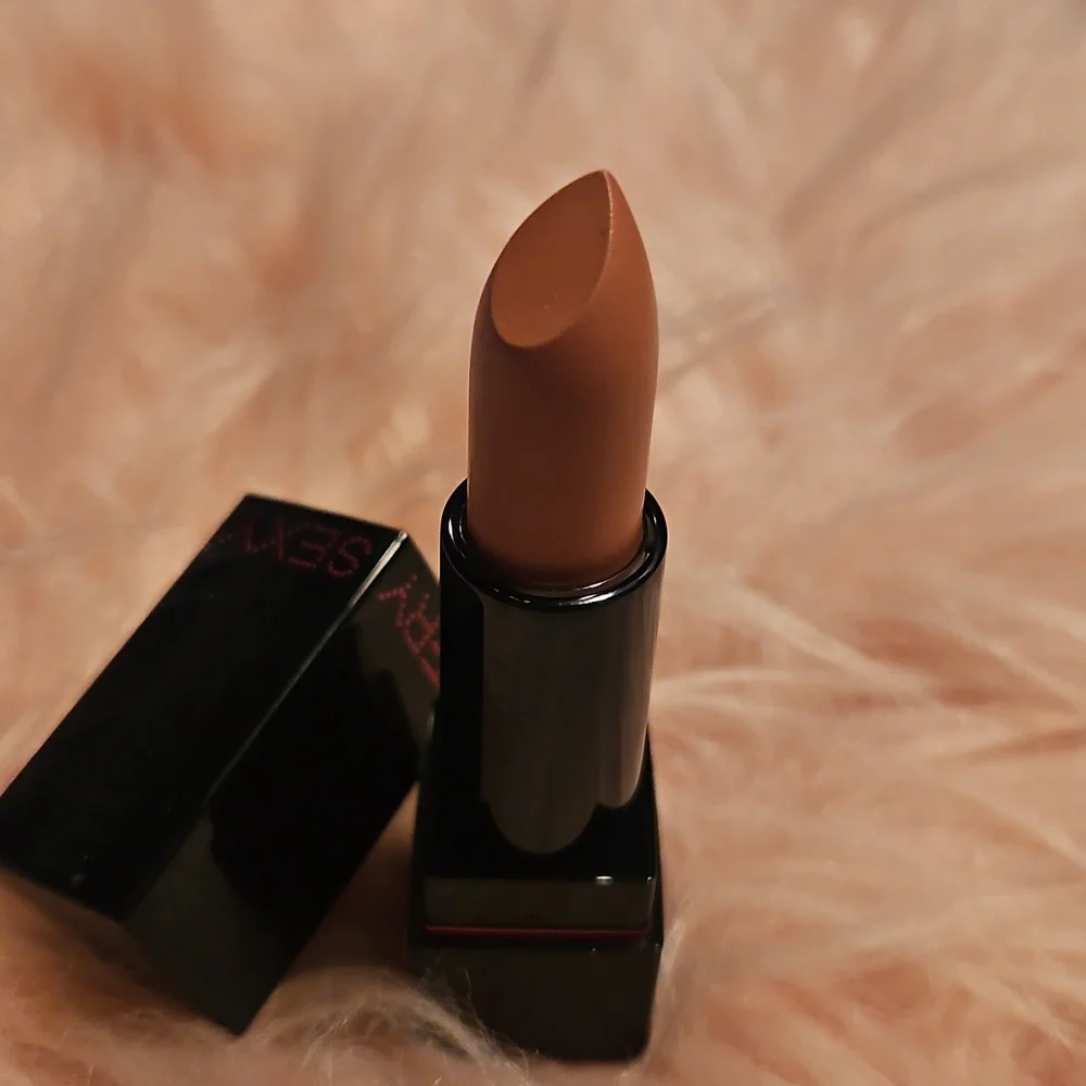 🆕️Victoria's Secret Very Sexy Lipstick In WHISPER